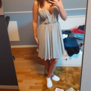 Grå klänning - Påminner mig om den från tears dry on their own videon