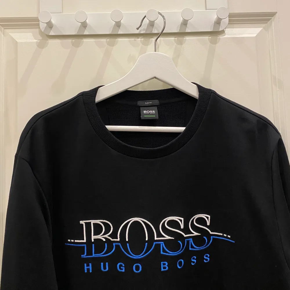 Säljer min Hugo Boss sweatshirt. som är använd ca 4-5 gånger. Köpt för 1200 förra året på Johnells, Pris kan diskuteras vid snabb affär. Möts i Stockholm eller så betalar köparen för frakt. Passar XL och L. Tröjor & Koftor.