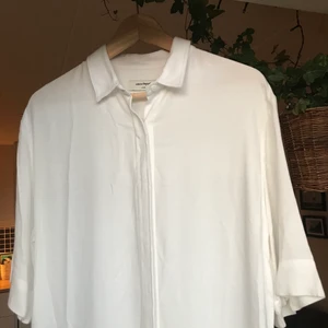 Avenue Tropical - Tunika/ klänning. Finns många användningsområden på denna. Går ner till vaderna på mig som är ca 177cm. Fint material  Aldrig använd 