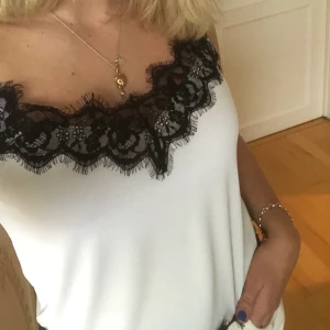 Linne - Spetslinne från Zara. Storlek Xs men passar även S. Köpare står för frakt