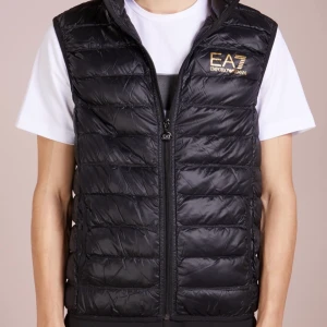 Ea7 Armani väst - Säljer denna svarta väst från Armani. Storlek Medium. 