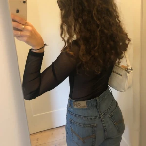 mesh tröja - supercool meshbody från bikbok! den är öppen i ryggen och högre i kragen. den är endast använd ett fåtal gånger ✨✨