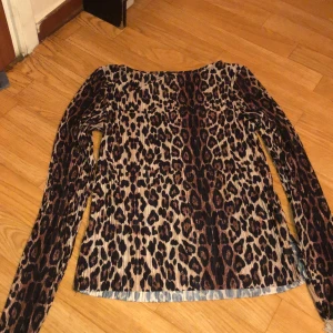 Tröja med leopard mönster  - En tröja från Gina använd 5 gånger? I storleken s tyget är lite samet. Pris diskuteras 