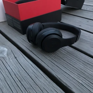 Beats by Dr. Dre 3 Wireless - Riktigt fina hörlurar med fodral och låda. Triple black edition, bra kvalité. Använda mycket men har tagit bra hand om dom. 