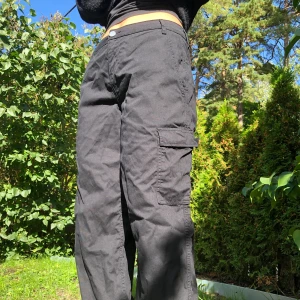 Byxor, cargo pants  - Snygga cargo pants som går att ha både low rise och high rise. Fint skick och bekväma. Byxorna är vida i benen och faller snyggt över skorna. 