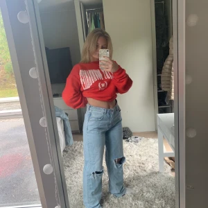 Jeans från Gina storlek 40 - Populära jeansen från Ginatricot i storlek 40. Säljer på på grund av att jag köpte fel storlek. Köparen betalar frakten.