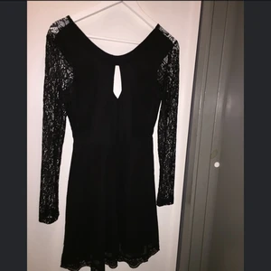  - Super snygg nyårsklänning eller festklänning! Använd en gång. Spetts längs armarna och ryggen, ett dekorationshål på bröstet! 