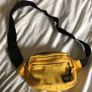 Gul magväska  - Magväska / cross over väska. Solgul färg med svarta detaljer. Sparsamt använd. Från primark 