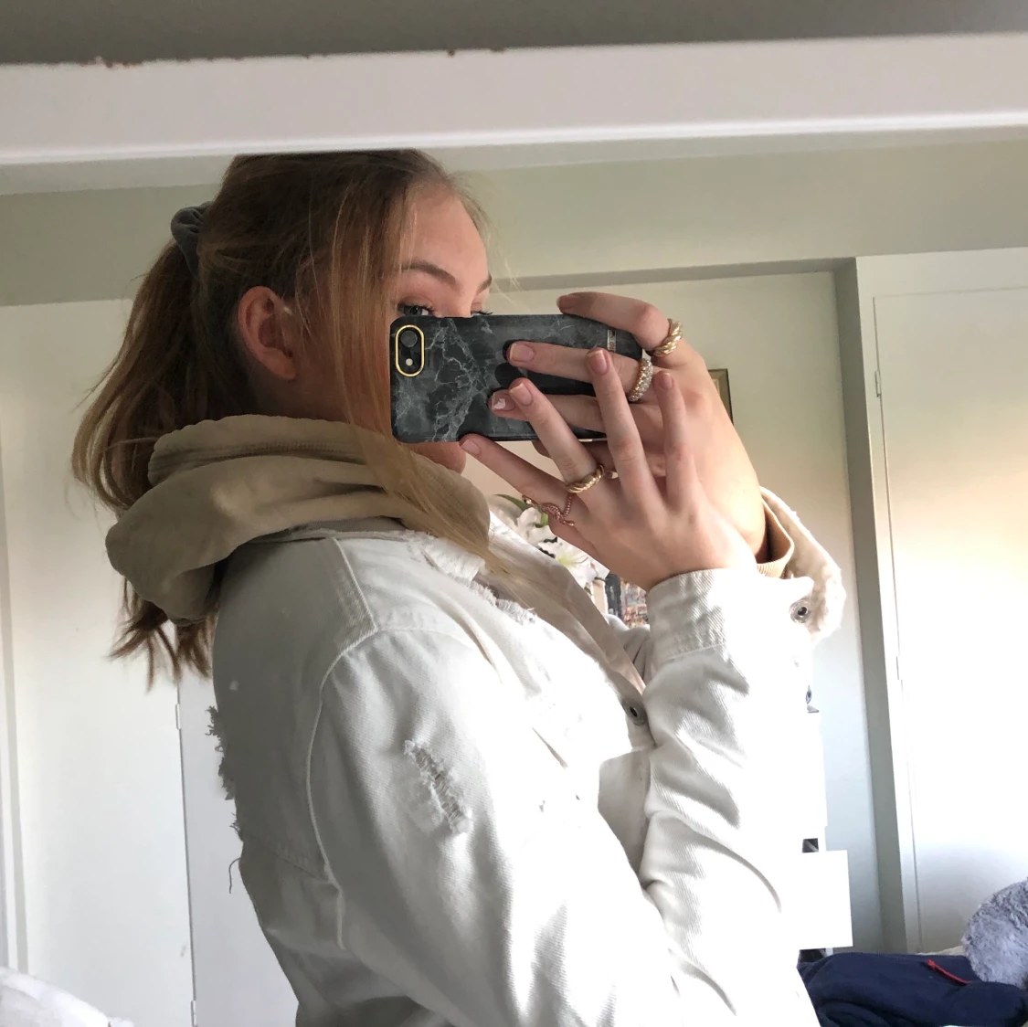 Vit sliten jeansjacka