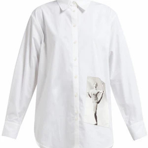 Acne Studios Skjorta - Snygg skjorta från Acne Studios med print på koreografen Carolyn Brown. Storlek 36/M. Använd bara 2 gånger. Kan mötas upp i City och Södermalm. Frakt ingår inte i priset. 