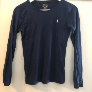 Ralph lauren tröja - Långärmad marinblå t-Shirt, sparsamt använd, bra pris vid snabb affär! Storlek 170 (xs)