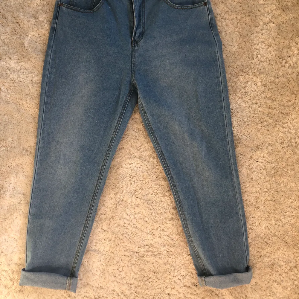 Högmidjade ”mom jeans” i blå tvätt i storlek 42, från boohoo, aldrig använda, endast testade så dem är lite stora för mig, snarare en 44 i storlek.. Jeans & Byxor.