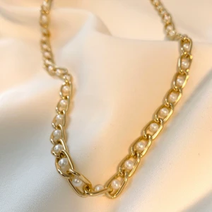 Kedjehalsband med pärlor⭐️ - Kedjehalsband med vita pärlor✨ 59:- & frakt 15kr! Vill du köpa? Kontakta mig!⭐️Från min tillverkning (kolla in @en_smycken på instagram!) 