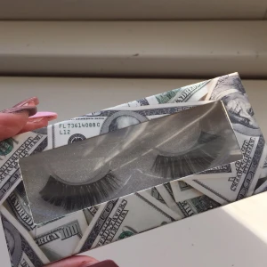 Fransar  - Säljer dessa as snygga lösögonfransar! Dessa är var eye look! Köpa för 200kr så ska vara bra kvalla! Säljer då jag inte tyckte att dom passade! GRATIS FRAKT! Dessa är också Ardell limited edition där av de dyra priset jag köpte dom för!