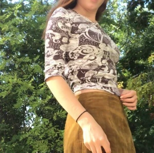 Mönstrad topp - Tröja med trekvartslånga ärmar i 70- tals stil. Möts på Söder eller Hägersten eller så står köparen för frakt!