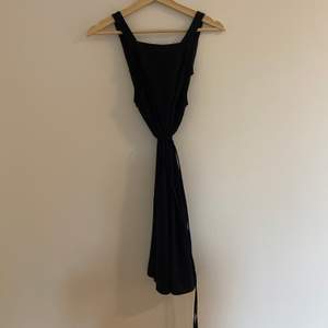 Mörkblå klänning med knytsnöre runt midjan. Längd- ovanför knät. Från River Island. Säljes för 80kr + frakt. 