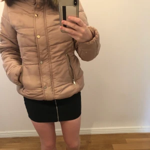 Jacka från hm - Säljer min jacka från hm i stl 32. Väldigt lite använd så i bra skick. 