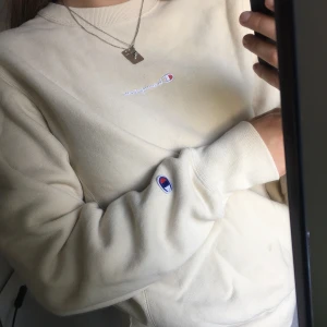 Champion Sweatshirt  - Oanvänd sweatshirt från Champion i strl Xs (sitter lite oversized på mig som oftast har S/M). Litet märke långt ner som fanns vid originalköpet men som knappt är märkbart, kan ses på bild 1 & 3. Fraktkostnad tillkommer!:)