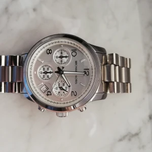 Michael kors klocka silver - Nyskick men använd. Behöver nytt batteri. Nypris mellan 1700-2000 kr. Säljer för 700kr