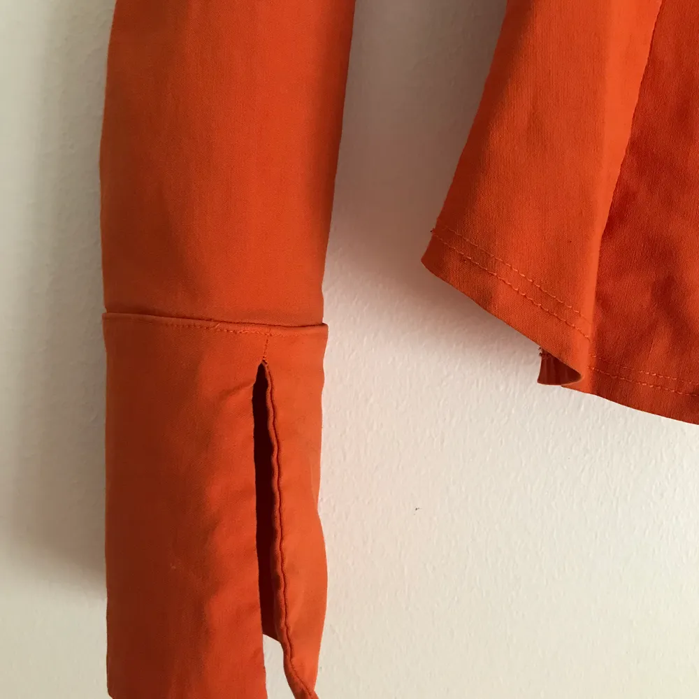 Orange vintage skjorta i strl XS/S. Stretchigt material i fint skick. Fina sömdetaljer! . Toppar.