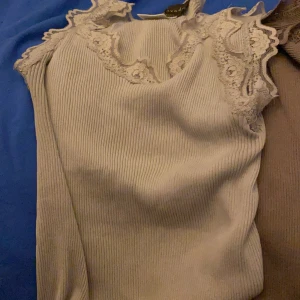 Linne i silke by Rosemunde/ dk - Urskönt linne använt 1 par ggr 70% silke/bomull30% känns som en small el xs den smiter pt kroppen stretchigt material ord pris 399kr