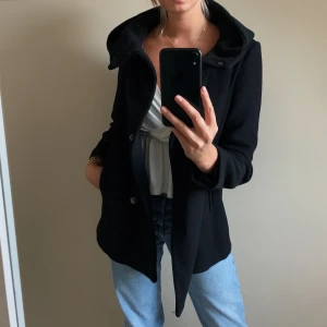 Svart kappa - Jättefin svart kappa med mysig luva! 