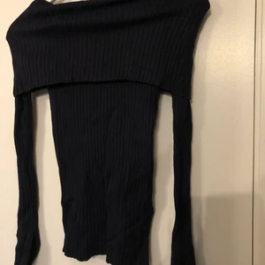 Tröja  - Använt den få gånger. Passar bra till hösten 😁 färgen är mörk blå och har en liten öppning vid slutet av armarna.
