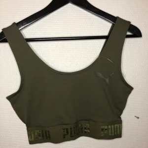 Puma sport-bh strk.44/46 - En helt ny oanvänd Puma sport-bh i storlek 44/46. Användes aldrig då jag köpte fel storlek. Jätteskönt material. 