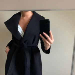 Svart kappa! - Perfekta svarta höstkappan! Använd ett fåtal gånger!