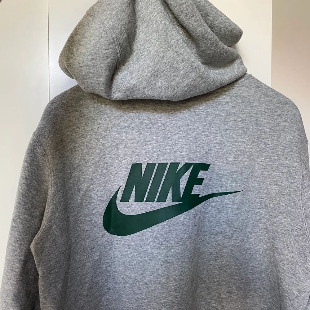 Grå hoodie från Nike x Stranger Things. Använd fåtal gånger, väldigt bra skick. Storlek M. . Hoodies.