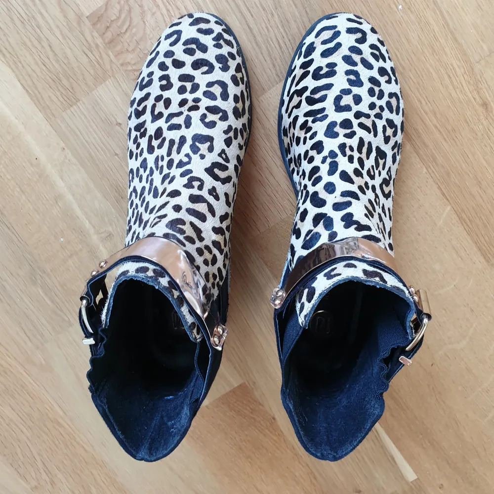 Leopard print ponyskin ankle boots - size 38 - have some scratches on golden details ( original price - 799 sek). Skor.