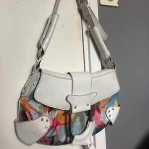 Väska  - Super söt vintage väska. Säljs då den inte kommer till användning längre. Köparen står för frakt🥰 finns en liten rosa fläck som inte går bort:) 