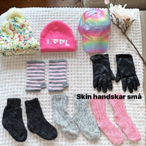 Ytterkläder barn - Vantar, mössor och sockor till barn (av ylle) säljes. Paketpris vid köp av allt annars 30kr st strumpor 100krskinnhandskarna  övrigt 20kr