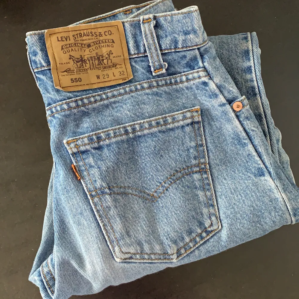 Levis jeans från 90-talet med slits längst ned. Priset kan diskuteras💗. Jeans & Byxor.