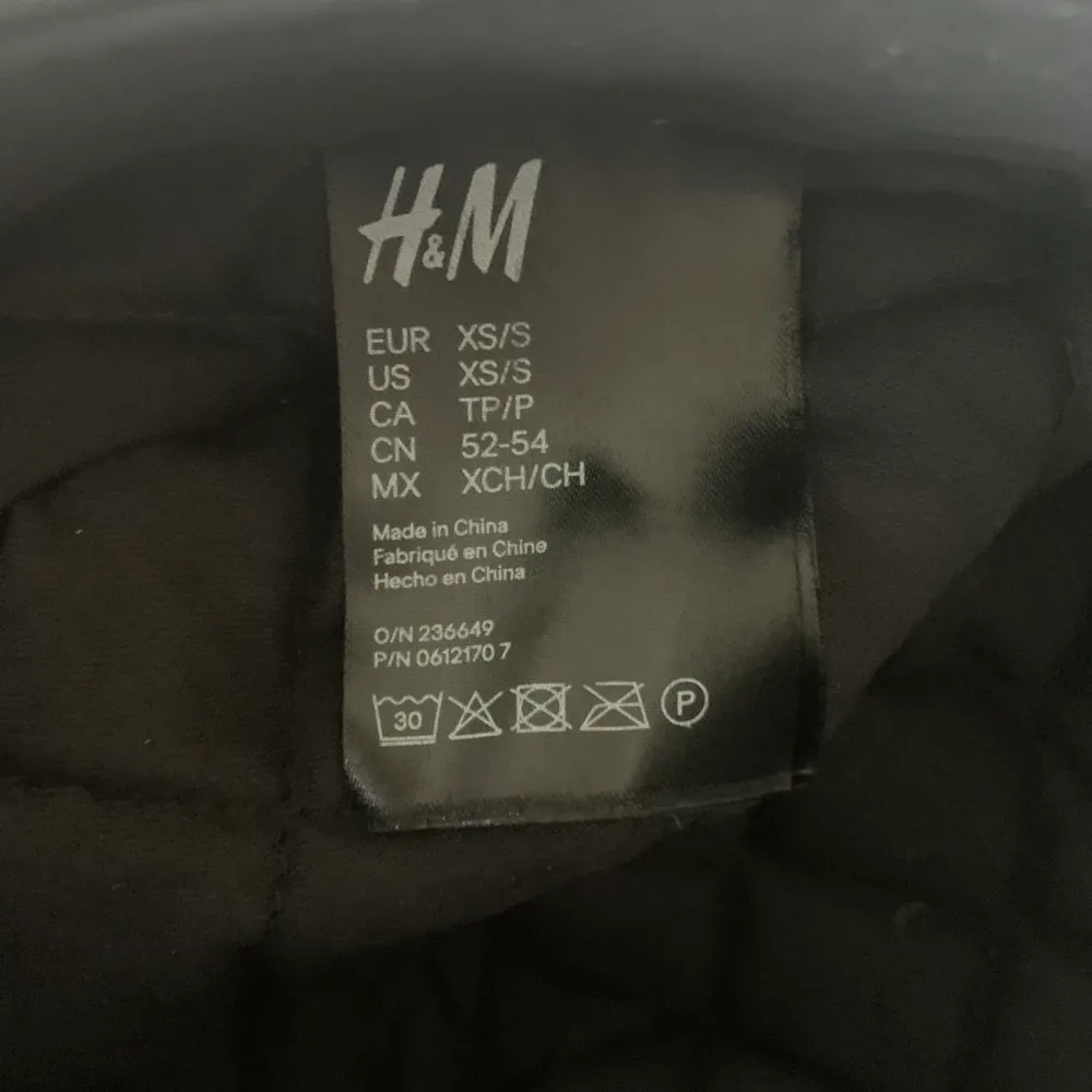 Snygg keps/ hatt från H&M. Aldrig använd så helt nyskick. Storlek xs/s men passar ett ” normalstort ” huvud. 40kr + frakt. Accessoarer.