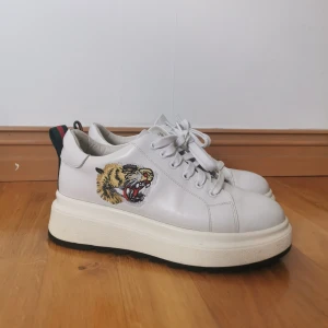 Vita sneakers med broderi - Ett par skitsnygga (och svinbekväma) vita sneakers I storlek 39, säljer på grund av att de inte kommer till användning :/ Skulle säga att skicket är i ganska bra, bara använda fåtal gånger :)) 