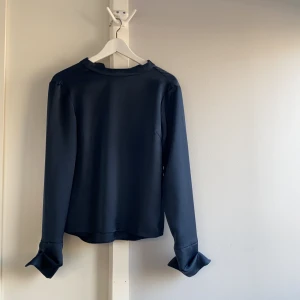 Mörkblå sidenblus - Fråm H&M, storlek 34, använd ett fåtal gånger! Köparen står för frakten