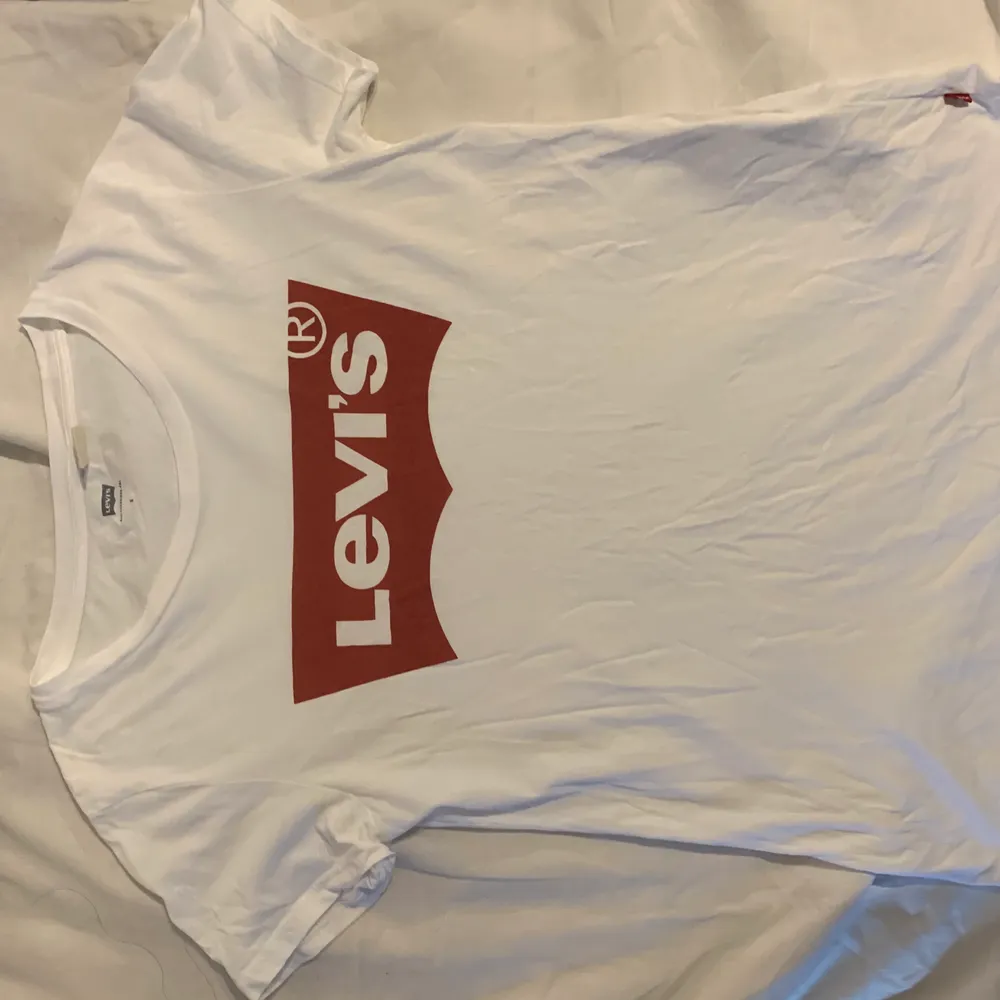 Vit Levi’s t-shirt, använd några gånger men är i bra skick.. T-shirts.