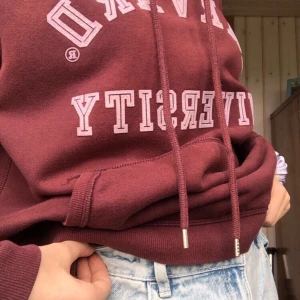 Hoodie - Vinröd hoodie med texten ”Harvard University”. Nyskick och enkel att styla, säljer då den inte kommer till användning💕 Buda i kommentarerna eller skriv privat!