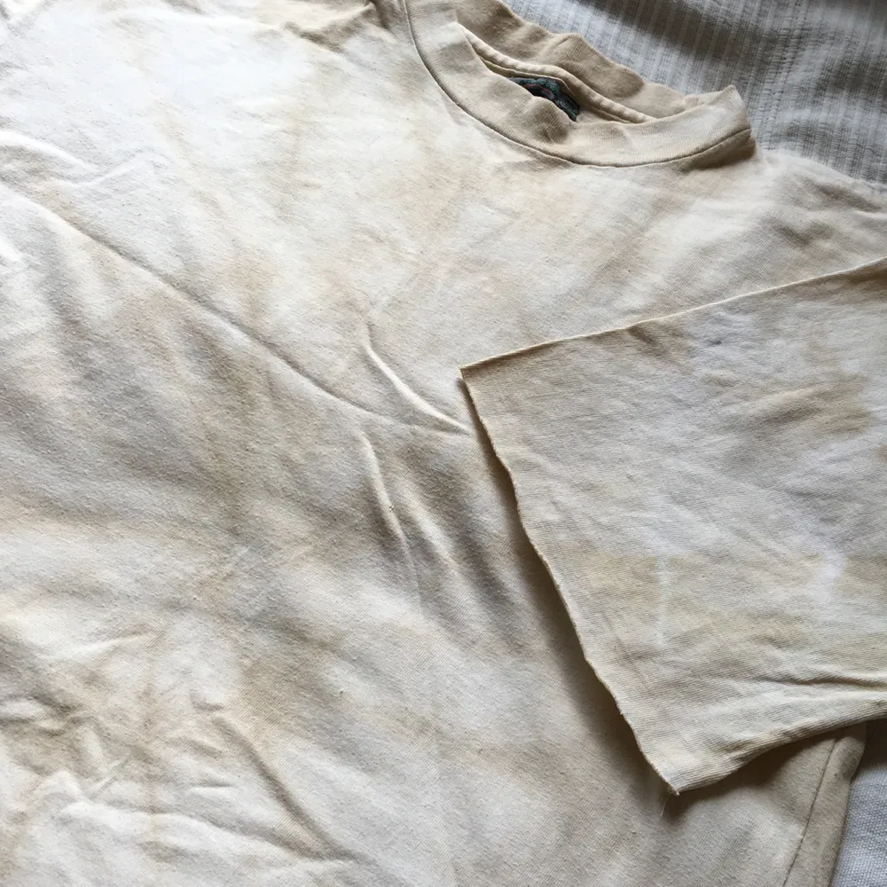 En vintage tshirt som jag färgat själv med björklöv, så sjukt snygg och så bra för miljön!!! Den är beige med en virvel bak och fram och passar unisex. Storlek M men lite oversized. T-shirts.