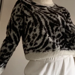 stickad långtröja med djurmönster  - köpte den på h&m för några månader sedan. är använd ganska mycket men är fortfarande i bra skick. säljer den för att den har blivit för liten för mig 🥰 frakten ingår i priset 