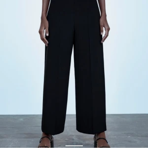 Zara utsvänga byxor/kostymbyxor i storlek 34/xs  - det är ett par svarta utsvänga zara kostymbyxor som bara är använda en gång då jag hittade ett par andra som passade mig bättre. Då det är väldigt bra skick  (inte byxorna som är smutsiga utan min spegel) 