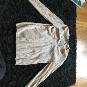 Äkta Tommy hilfiger stickad tröja - Snygg beige/grå Tommy hilfiger tröja, ÄKTA! Fint skick och inga skavanker har en precis likadan i helsvart och litet Tommy märke också som säljs, dock storlek xs i den, men skulle säga att de oxå sitter nästan snarlikt! De båda köpta för 900kr tillsammans. Jag säljer båda för 200kr var. Köper du båda släpper jag de för 300kr 