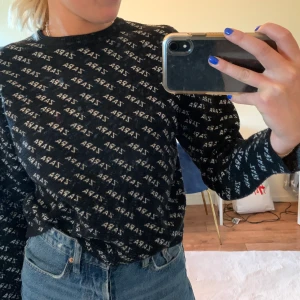 Zara tröja - Svart tröja med tryck på där det står zara, i storlek S