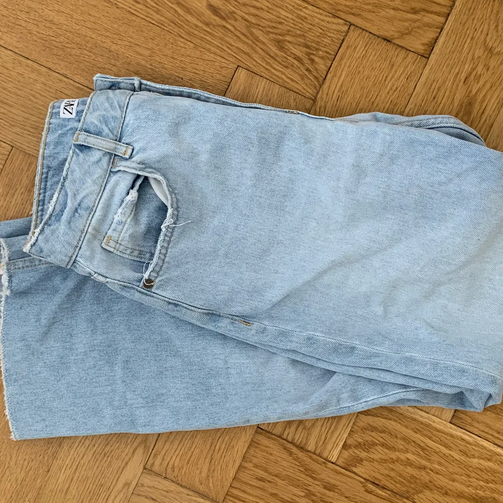 Ett par ljusblåa jeans från zara i modellen mom-jeans. Kan mötas upp eller så står köparen för frakten!. Jeans & Byxor.