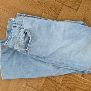 Ett par ljusblåa jeans från zara i modellen mom-jeans. Kan mötas upp eller så står köparen för frakten!