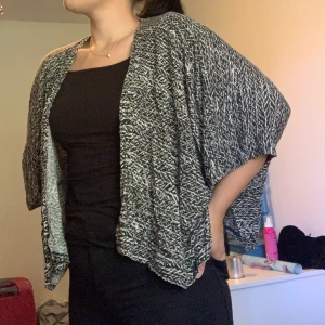 Kimono - Tunn kimono i svart/ vitt