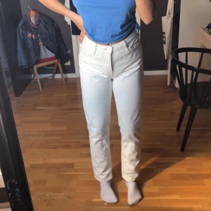 Mango - Skit snygga vita jeans från mango.  Använt dom 1 gång så dom är inte slita eller töjt ut sig😊😊säljer pågrund av att jag ej gillar hur dom sitter på mig. Är 170 cm ungefär säljer för 200kr inklusive frakten🥰 kom dm vid intresse