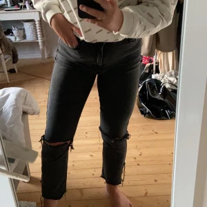 Jeans  - Snygga jeans med slitningar och slits på sidan, frakt tillkommer!
