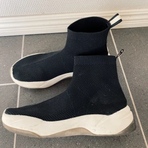 Zara sneakers - Sneakers från Zara i nyskick.